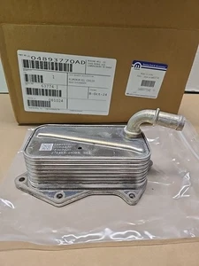 4893770AD Enfriador de aceite de motor para Jeep Grand Commander Cherokee 2.0T 2019-2023 NUEVO - Imagen 1 de 9