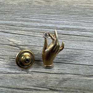Alfiler de solapa de oro amarillo de 14k con guante piedra de sujeción manual de 1,9 gramos - Imagen 1 de 9