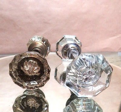 Juegos de perillas de puerta de vidrio, un juego tiene un ligero tinte amarillo en el vidrio Foto 1 de 4