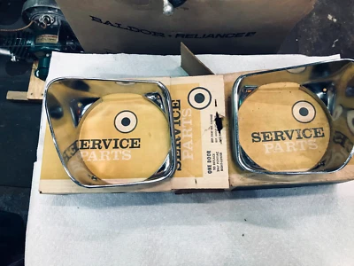 1967 Pontiac Bonneville and Catalina Head Light Doors-Bezels Lower NEW Foto 1 de 4