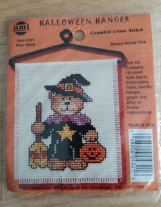 NMI Bär Hexe Halloween Aufhänger gezählt Kreuzstich Set Artikel 4321 NEU - Bild 1 von 3