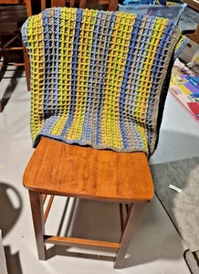 Coperta all'uncinetto punto waffle. Blu e Verdi fatti a mano circa 60"x60" - Foto 1 di 4