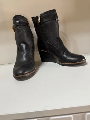 Botines Tory Burch de cuero negro con cuña forrados de piel 6,5 dorado HW cremallera Foto 1 de 4