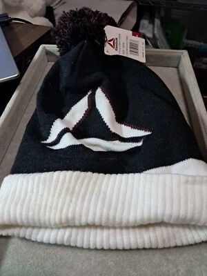 NUEVO CON ETIQUETAS - GORRO REEBOK CON POMPÓN - TALLA ÚNICA Foto 1 de 2