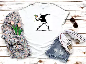 Banksy Blumen werfen Graffiti weiß 3/4 kurzärmeliges Damen-T-Shirt K309 - Bild 1 von 2