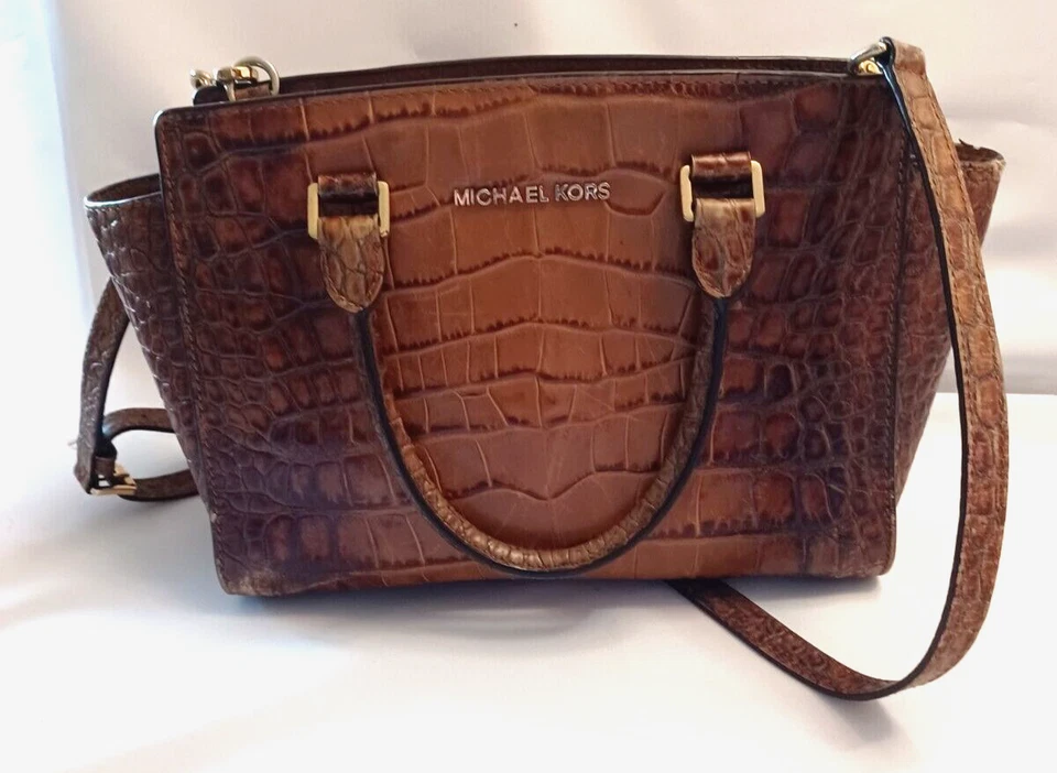 Сумка через плечо MICHAEL KORS из крокодиловой тисненой кожи SELMA, поврежденная молния - Изображение 1 из 4