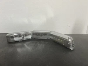 Tren autobús de juguete cromado Schylling Streamliner vintage de tres vagones - Imagen 1 de 10