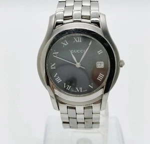 Gucci Uhr Datum 5500M 35mm schwarz x silber funktioniert super mit Aufkleber - Bild 1 von 9