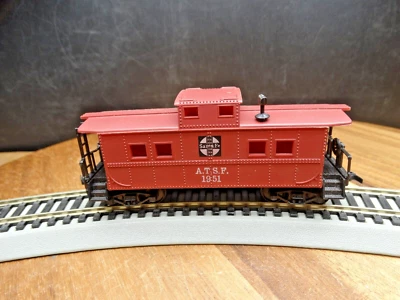 Model Power HO Scale 33' Santa Fe A.T.S.F. 1951 Center Cupula Caboose - Image 1 of 4