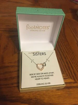 COLAR CORAÇÃO DUPLO PRATA ESTERLINA IRMÃS NOTAS DE RODAPÉ 18” - Imagem 1 de 4