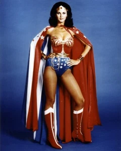 Lynda Carter Wonder Woman im Outfit und Umhang Hände auf Hüften 24x36 Zoll Poster - Bild 1 von 1