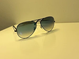 Occhiali da sole Ray-Ban aviatore blu sfumato su nero RB3025 002/3F  - Foto 1 di 9