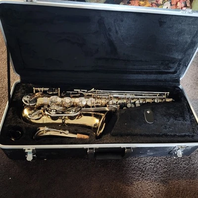 Instrumento musical saxofón alto con estuche rígido Foto 1 de 2