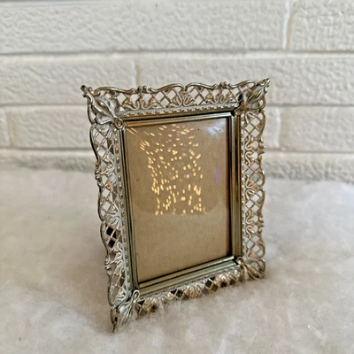 Marco de fotos de latón vintage MINI convexo de vidrio burbuja FILAGREE ORNAMENTADO RARO Foto 1 de 4
