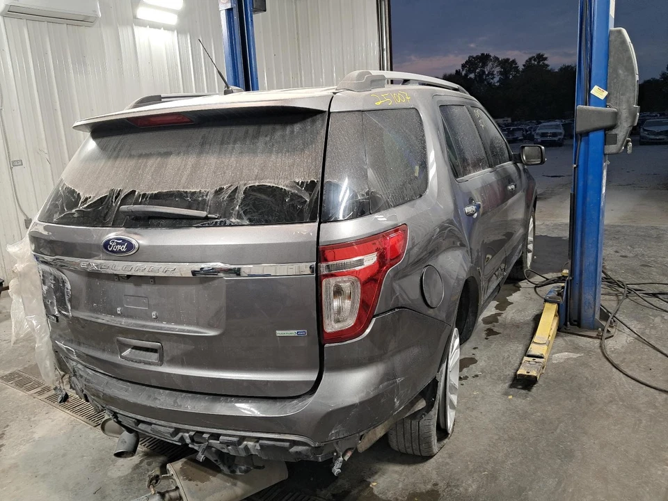 Conjunto de luz trasera derecha usado se adapta a: Ford Explorer 2014 giro en señal y revelación Foto 1 de 4