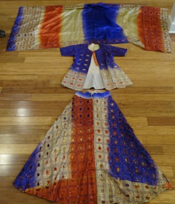 Sari de seda de diseñador indio con lentejuelas y borlas blusa, falda, envoltura Surat India Foto 1 de 4