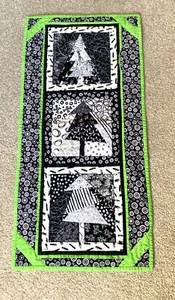 Hecho a mano Navidad acolchado para colgar en la pared árboles motivos blanco y negro 16" x 33" - Imagen 1 de 5