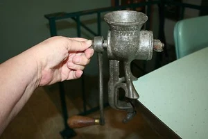 Vintage Sargent & Co Cast Iron Food Chopper Meat Grinder Wood Handle - Picture 1 of 5