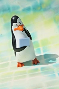 Figura de plástico duro Penguins 3, 4” de alto; ¡a los niños les encanta! - Imagen 1 de 6