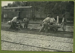 2 photos de cheminots travaillant sur une voie de chemin de fer. Circa 1920. - Foto 1 di 2