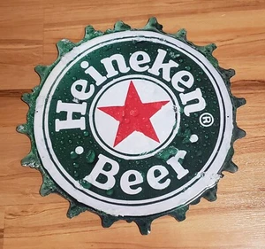 "Tapa de botella de cerveza Heineken 1998 de colección 19"" barra de metal estaño signo nuevo con tiras colgantes" - Imagen 1 de 3