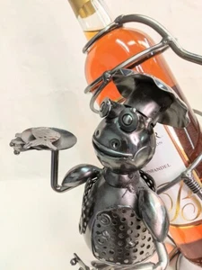 Escultura artística hecha a mano Wackie camarero rana estante de vino portabotellas - Imagen 1 de 6