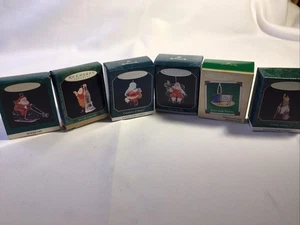 HALLMARK KEEPSAKE MINIATURE ORNAMENTI TEMA BABBO NATALE SET DI 6 nuovi con scatola - Foto 1 di 14