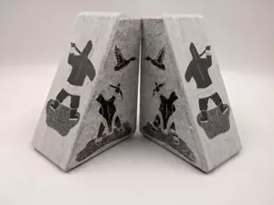 Par de sujetalibros inuit esquimales tallados en siku esquimales tallados de 6", firmados - Imagen 1 de 5