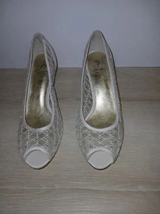 Adrianna Papell Pumps Juliette Peep Toe Kitten Heel Slip On Ivory Mesh Womens 9W - Picture 1 of 16