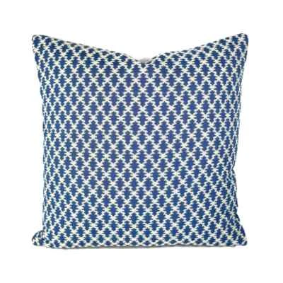 Funda de almohada Brunschwig & Fils celosía textura figurada en azul cantón Foto 1 de 4