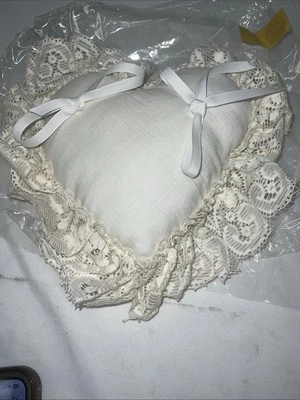 Anillo de almohada vintage en forma de corazón adorno de encaje blanco Foto 1 de 4