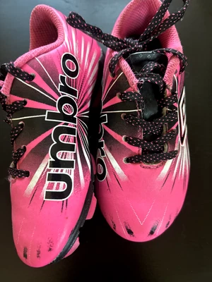 Umbro Arturo 3.0 Girls Hot Pink & Black Kids Soccer Cleats Sz 9 Good Condition - Image 1 of 4