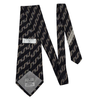 Corbata de lujo Valentino Cravette para hombre con patrón de remolino de seda negra de diseñador tejido Foto 1 de 4