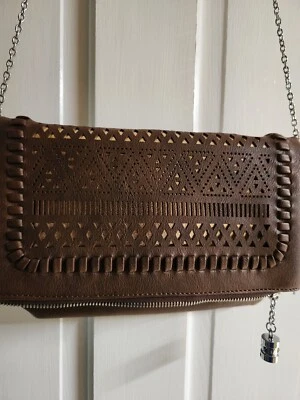 Bolso de hombro/cartera de mano chino con correa de cadena recortada marrón lavandería usado Foto 1 de 4