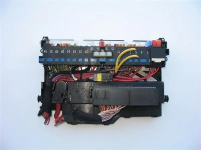 BMW X3 3.0 E83 2004 panel de caja de relé de fusibles OEM usado 8364542 Foto 1 de 4