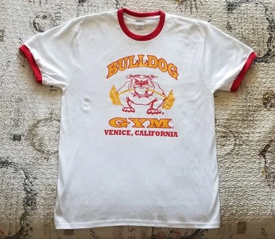 Camiseta Bulldog Gym Venice Beach California Blanca/Roja/Vintage Dorada Timbre Foto 1 de 3