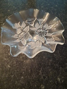 Plato de caramelo acanalado de cristal Mikasa Bianca diseño floral base con patas - Imagen 1 de 11