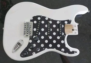 CUERPO STRATOCASTER STRAT STRATOCASTER BLANCO NUEVO CARGADO CON GOLPEADOR DE LUNARES. ¡ENVÍO RÁPIDO! - Imagen 1 de 14