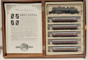 Model Power N Scale BRITANNIA 4-6-2 Steam Locomotive #70000 & 5 Passenger Car - Picture 1 of 12