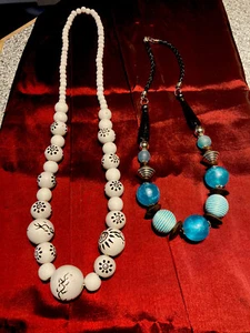 John Lewis Modeschmuck - zwei Halsketten - Glas und Holz - Türkis Weiß - Bild 1 von 1