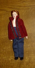 Puppenstubenpuppe rötliche Haare, rote Jacke und Hose bekleidet - Miniatur 1:12