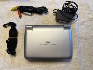 Dynex DX-PD510 Lettore DVD Portatile (5") Con Custodia Logica Testato e Funzionante - Foto 1 di 15