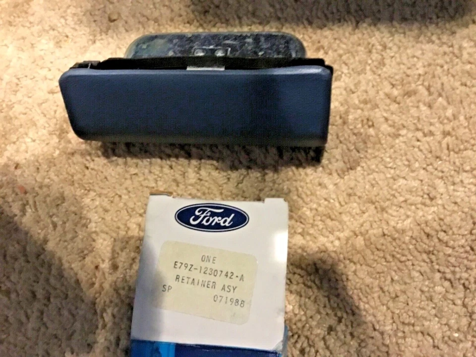 Nuevo de Lote Antiguo 1987-1991 Ford Aerostar Cenicero Receptáculo Azul E79Z-1230742-A Foto 1 de 1