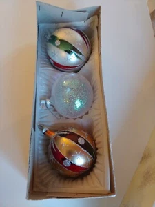 Clásico Navidad Nuevo En Caja 1993. Caja de 3 adornos. Bolas de Navidad grandes de 3" - Imagen 1 de 7