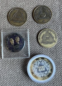 Lote con 5 Monedas AA Vintage 31 Años Tamaño Tradicional Chip Recuperación XXXI - Imagen 1 de 12