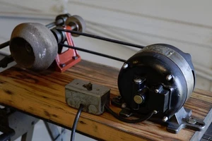 Antiker Bauernhof Werkzeugschärfer (mit Elektromotor) - Bild 1 von 16