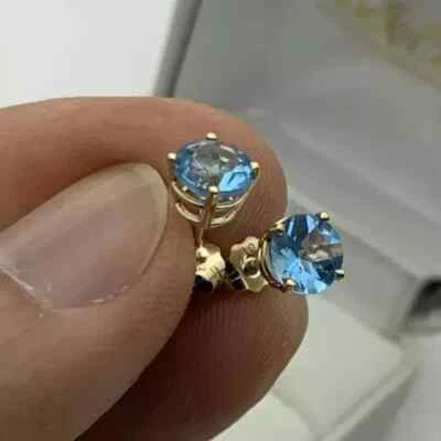 Aretes solitarios de topacio creados en laboratorio de corte redondo de regalo enchapados en oro amarillo de 14K Foto 1 de 4