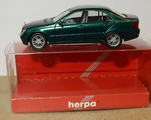 Micro Herpa Ho 1/87 Mercedes-Benz Classe C Verde Scuro IN Metallo IN Box - Foto 1 di 6
