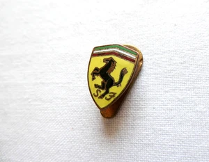 DISTINTIVO PIN SPILLA FERRARI CON SMALTI VINTAGE MARCATO OMEA - Picture 1 of 4