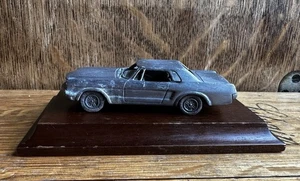 Ford Mustang Avon 1964 de peltre con plataforma de madera - Imagen 1 de 6
